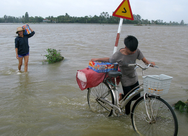 Giúp dân nghèo miền Trung an toàn khi sống trong vùng bão lũ ảnh 1