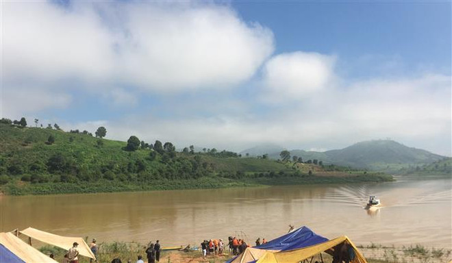 Khẩn trương tìm kiếm 2 nạn nhân đuối nước ở hồ thủy điện Plei Krông ảnh 1