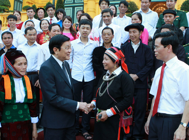Chủ tịch nước Trương Tấn Sang với các đại biểu điển hình tiên tiến trong học tập và làm theo tấm gương đạo đức Hồ Chí Minh tỉnh Hà Giang. (Ảnh: Nguyễn Khang/TTXVN) Chủ tịch nước gặp mặt đại biểu điển hình tiên tiến Hà Giang ảnh 1