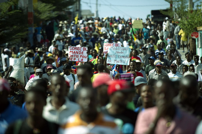 Người dân Haiti biểu tình ngày 13/12. (Nguồn: AFP/TTXVN) Haiti triển khai các biện pháp nhằm giải quyết khủng hoảng chính trị ảnh 1