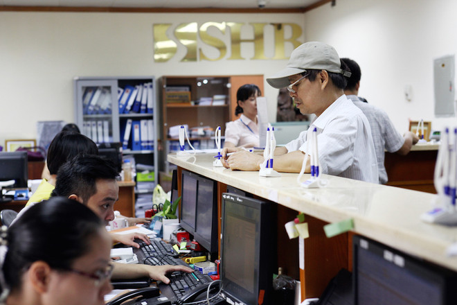 Chỉ số VN-Index nhuộm sắc xanh, chính thức vượt mức 677 điểm ảnh 1