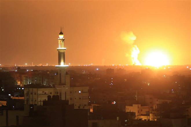 Khói lửa bốc lên sau cuộc không kích do Israel tiến hành tại Dải Gaza ngày 9/5/2023. (Ảnh: THX/TTXVN) Quân đội Israel dùng trí tuệ nhân tạo để tìm mục tiêu không kích ảnh 1