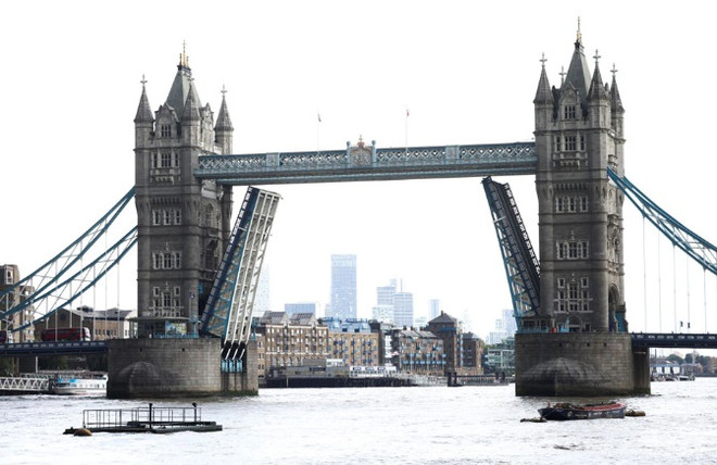 Cầu Tháp London kẹt cứng do lỗi kỹ thuật, gây tắc nghẽn giao thông ảnh 1