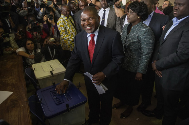 Ứng cử viên Filipe Nyusi bỏ phiếu tại một điểm bầu cử ở thủ đô Maputo ngày 15/10. (Nguồn: AFP/TTXVN) Ứng cử viên đảng cầm quyền đắc cử Tổng thống Mozambique ảnh 1