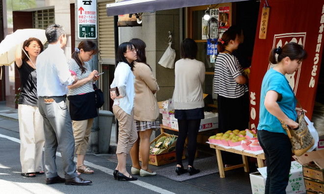 Người dân xếp hàng mua thực phẩm tại một cửa hàng ở thủ đô Tokyo ngày 30/8. (Nguồn: AFP/TTXVN) Các chỉ số kinh tế tháng Chín của Nhật Bản không mấy sáng sủa ảnh 1
