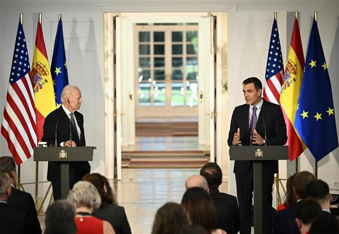 Tổng thống Mỹ Joe Biden (trái) và Thủ tướng Tây Ban Nha Pedro Sanchez tại cuộc họp báo ở Madrid, ngày 28/6/2022. (Ảnh: AFP/TTXVN) Mỹ sẽ tăng cường binh sỹ và khí tài trong các lực lượng của NATO ảnh 1