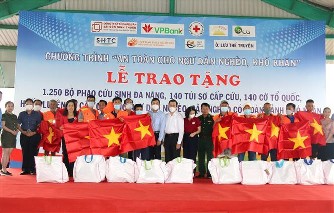 Tặng cờ, phao cứu sinh đa năng cho ngư dân tỉnh Bình Thuận ảnh 1
