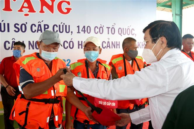 Tặng cờ, phao cứu sinh đa năng cho ngư dân tỉnh Bình Thuận ảnh 2