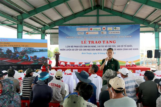 Tặng cờ, phao cứu sinh đa năng cho ngư dân tỉnh Bình Thuận ảnh 3