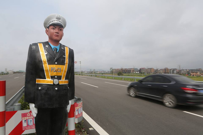 [Photo] Trung Quốc "tuyển dụng" hình nộm làm cảnh sát giao thông ảnh 2