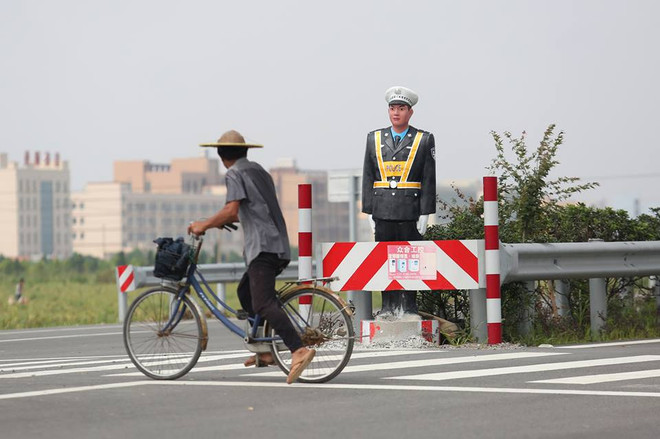[Photo] Trung Quốc "tuyển dụng" hình nộm làm cảnh sát giao thông ảnh 4