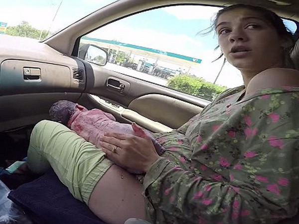Chồng quay phim vợ sinh con trong xe trên đường đến bệnh viện ảnh 6