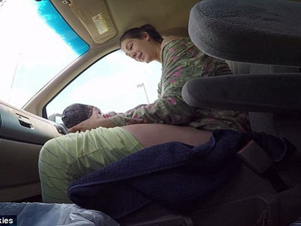 Chồng quay phim vợ sinh con trong xe trên đường đến bệnh viện ảnh 4