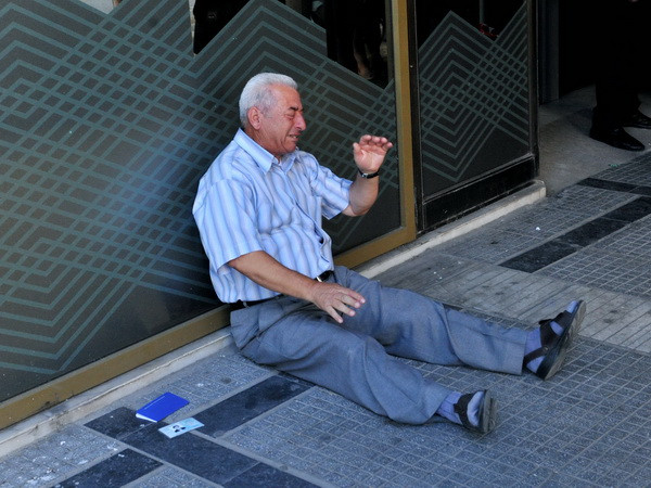 Các ngân hàng Hy Lạp tiếp tục duy trì hạn mức rút tiền ảnh 1