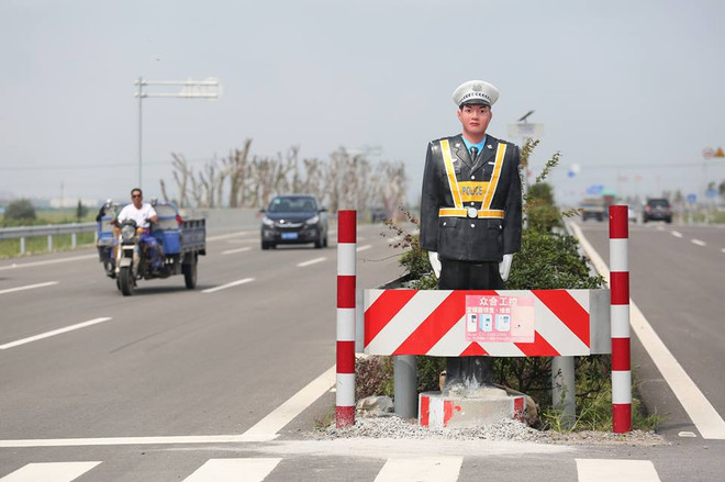 [Photo] Trung Quốc "tuyển dụng" hình nộm làm cảnh sát giao thông ảnh 1