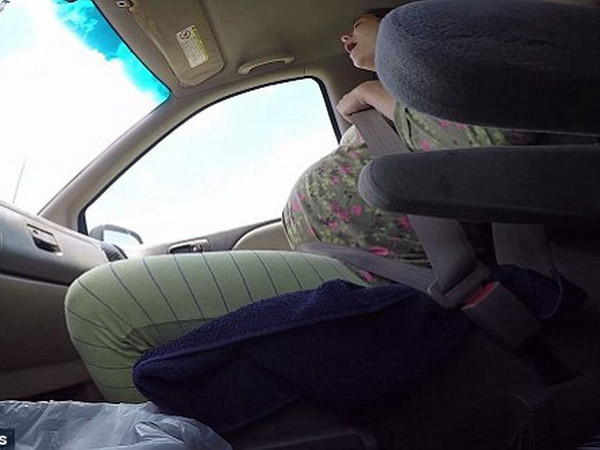 Chồng quay phim vợ sinh con trong xe trên đường đến bệnh viện ảnh 3