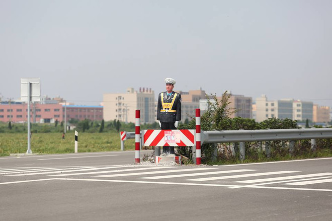 [Photo] Trung Quốc "tuyển dụng" hình nộm làm cảnh sát giao thông ảnh 3