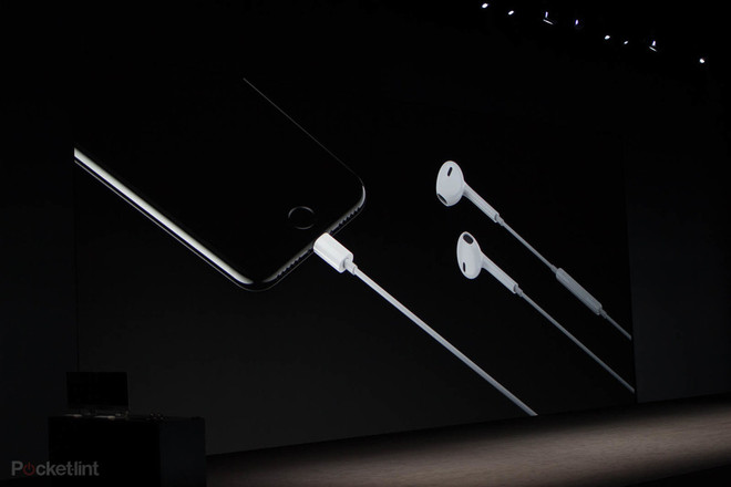 Làm thế nào để vừa nghe nhạc, vừa sạc pin trên iPhone 7? ảnh 1