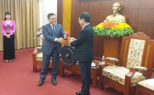 Bí thư Tỉnh ủy Hòa Bình Bùi Văn Tỉnh trao tặng chiếc chiêng Mường, sản phẩm văn hóa đặc sắc của Hòa Bình cho ông Saysomphone Phomvihane. (Ảnh: Nhan Sinh/TTXVN) Chủ tịch Ủy ban TW Mặt trận Lào xây dựng đất nước thăm tỉnh Hòa Bình ảnh 1