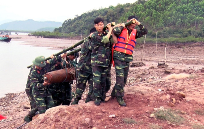 Lực lượng chức năng xử lý di chuyển quả bom đến nơi an toàn. (Ảnh: Nguyễn Hoàng/TTXVN) Quảng Ninh di dời thành công một quả bom nặng 225kg ảnh 1