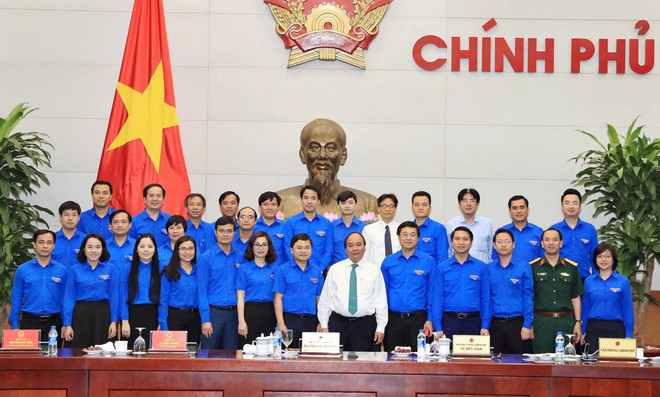 Thủ tướng Nguyễn Xuân Phúc và các cán bộ Đoàn. (Ảnh: Thống Nhất/TTXVN) Thủ tướng: Hỗ trợ thanh niên đẩy mạnh khởi nghiệp, nghiên cứu khoa học ảnh 1