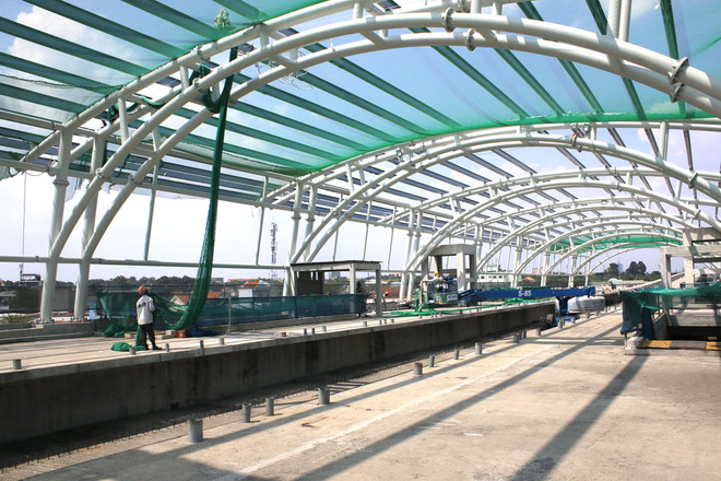 Công nhân lắp đặt lưới an toàn thi công hệ thống mái vòm nhà ga Khu công nghệ cao. (Ảnh: Hoàng Hải/TTXVN) TP.HCM phấn đấu hoàn thiện 2 ga loại A tuyến metro số 1 trong dịp 30/4 ảnh 1