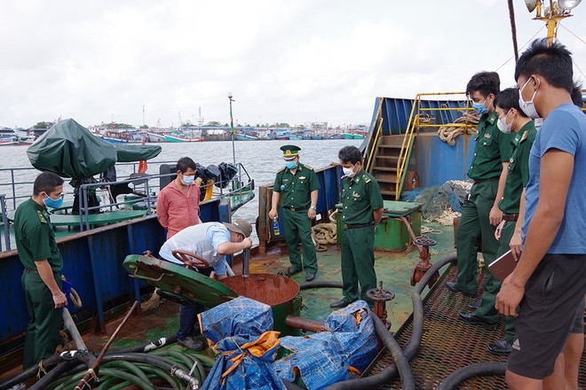 Hiện trường vụ bắt giữ. Bắt tàu chở gần 190.000 lít dầu không rõ nguồn gốc ở Côn Đảo ảnh 1