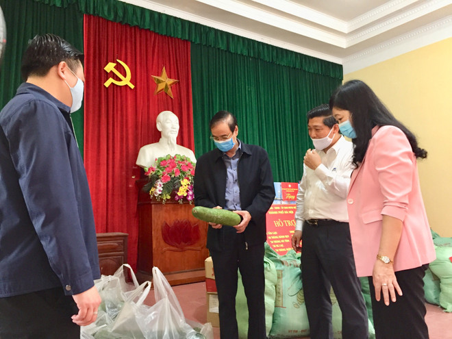 Với nghĩa cử "bầu ơi thương lấy bí cùng," nhân dân xã Hà Hồi (huyện Thường Tín) cũng đã hỗ trợ người dân xã Dũng Tiến 1 tấn bí đao. (Ảnh: Nguyễn Thắng/TTXVN) Người dân đang cách ly tại thôn Đông Cứu đồng lòng chống dịch ảnh 1
