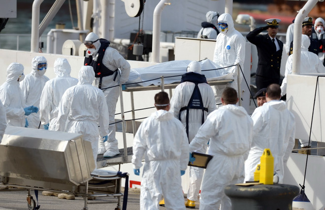 Italy bắt thuyền trưởng, thuyền phó tàu di cư trái phép bị lật ảnh 1