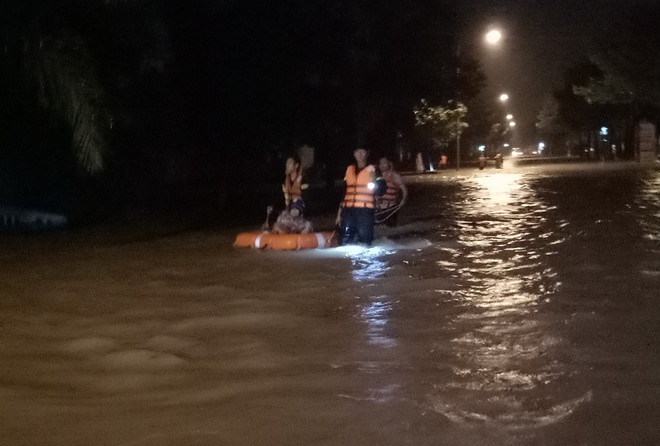 Bình Dương giải cứu hàng chục người mắc kẹt giữa lũ lớn tại Suối Giữa ảnh 1