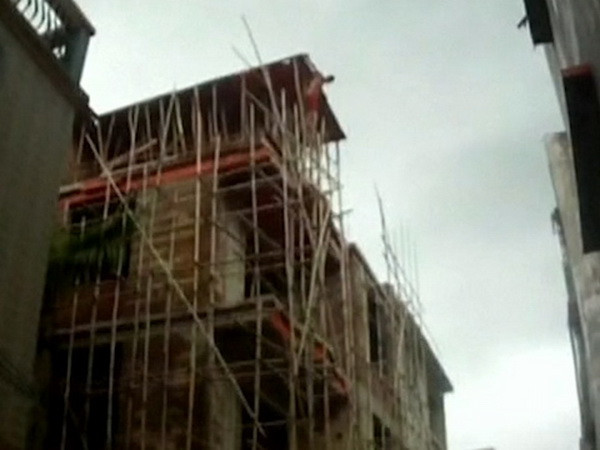 Cảnh sát lấy thân mình đỡ kẻ "ngáo đá" nhảy từ tầng 4 xuống đất ảnh 1