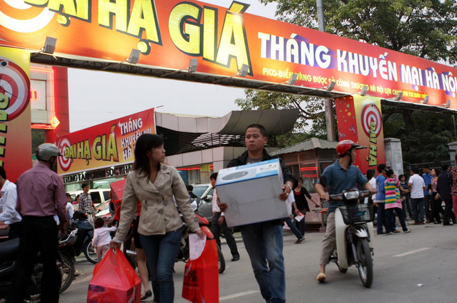 Ngày Vàng khuyến mại thu hút hàng trăm nghìn người đến siêu thị ảnh 1