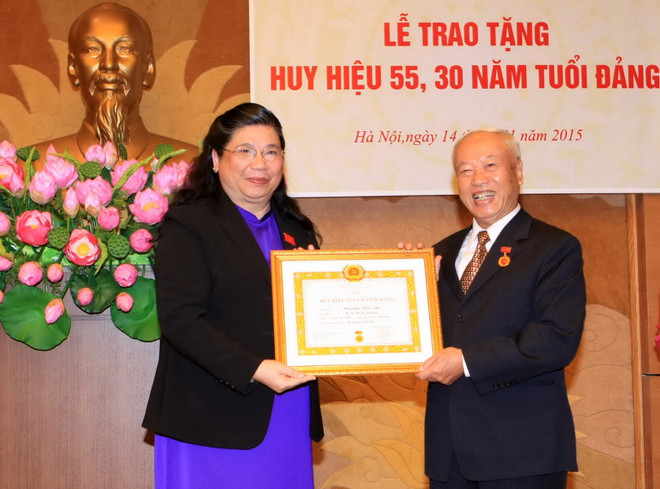 Trao tăng huy hiệu Đảng cho nguyên Chủ tịch QH Nguyễn Văn An ảnh 1