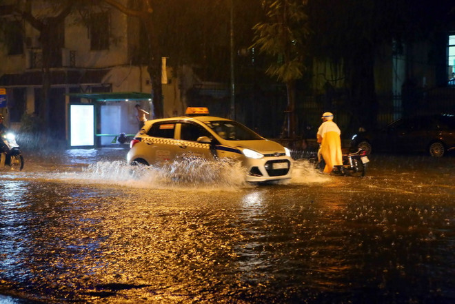 Các tuyến phố Hà Nội đang bị ngập cục bộ do mưa lớn chiều 19/6 ảnh 1