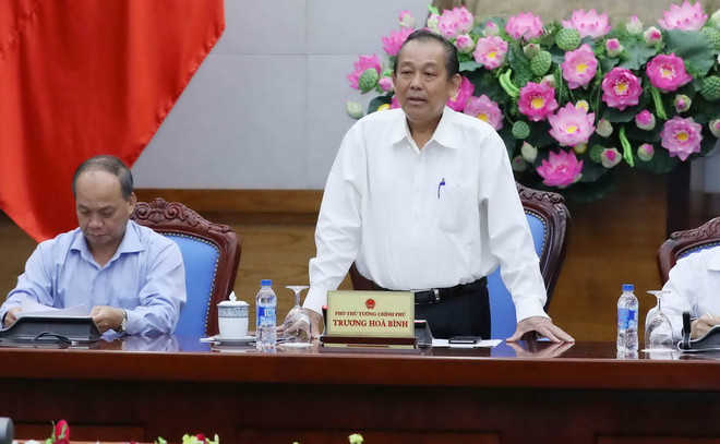 Phó Thủ tướng Thường trực Trương Hòa Bình chủ trì họp Ban chỉ đạo về các giải pháp ổn định đời sống và sản xuất, kinh doanh cho nhân dân 4 tỉnh miền Trung, ngày 7/6. (Ảnh: Phương Hoa/TTXVN) Sự cố môi trường biển: Hoàn thành chi trả bồi thường trước 30/6/2017 ảnh 1
