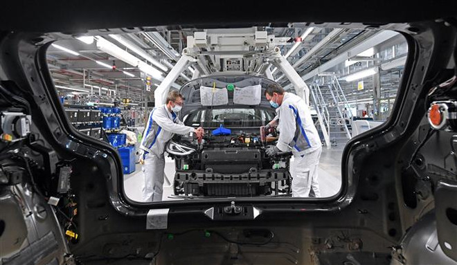 Công nhân làm việc trên dây chuyền sản xuất xe điện tại nhà máy của Volkswagen ở Zwickau (Đức). (Ảnh: AFP/TTXVN) Volkswagen sẽ đầu tư hơn 100 tỷ USD vào ôtô điện và phần mềm ảnh 1