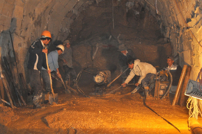 Vụ sập hầm thủy điện: Khoan hầm cứu hộ tiến thêm được 20m ảnh 1