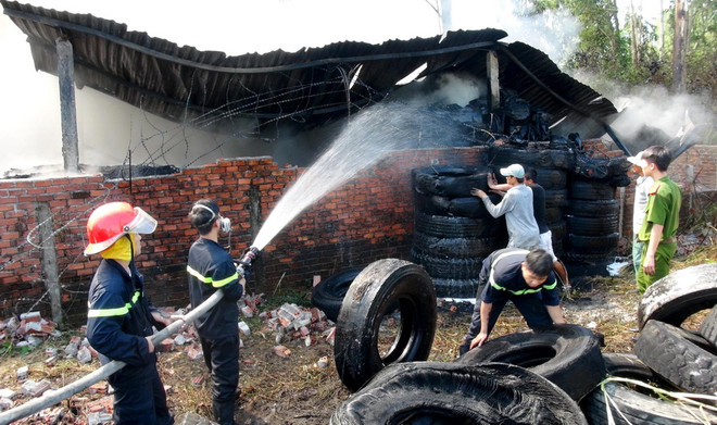 Quảng Ngãi: Hỏa hoạn thiêu rụi 2 cơ sở kinh doanh lốp ôtô ảnh 1