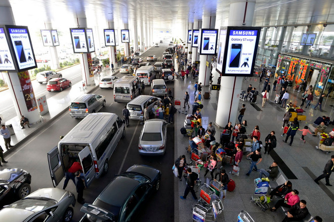 Hình ảnh khách từ nước ngoài về ăn Tết chật cứng sân bay Nội Bài ảnh 4