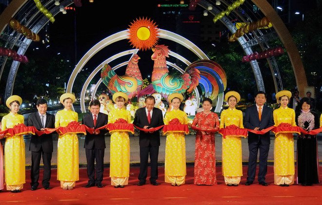 Chủ tịch Quốc hội dự khai mạc Đường hoa Nguyễn Huệ Tết Đinh Dậu ảnh 1