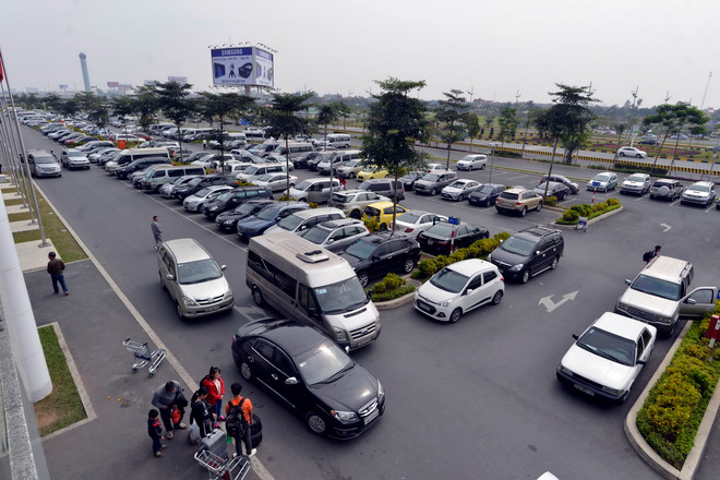 Hình ảnh khách từ nước ngoài về ăn Tết chật cứng sân bay Nội Bài ảnh 5