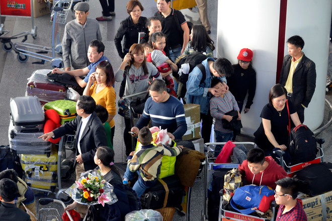 Hình ảnh khách từ nước ngoài về ăn Tết chật cứng sân bay Nội Bài ảnh 3