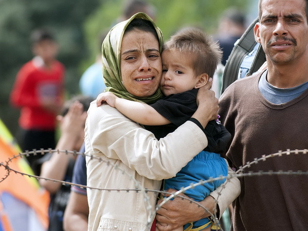 Người tị nạn dùng trẻ nhỏ và bà bầu làm lá chắn để vào châu Âu ảnh 1