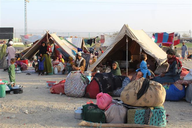 Người tị nạn Afghanistan tại khu vực biên giới Afghanistan và Pakistan, ngày 31/8/2021. (Ảnh: AFP/TTXVN) Nga yêu cầu phối hợp giải quyết khủng hoảng tị nạn tại Afghanistan ảnh 1