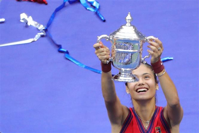 Emma Raducanu đoạt Cúp vô địch đơn nữ tại US Open 2021 ở New York (Mỹ), ngày 11/9/2021. (Ảnh: AFP/TTXVN) Emma Raducanu lập kỳ tích, xô đổ nhiều kỷ lục tại US Open ảnh 1