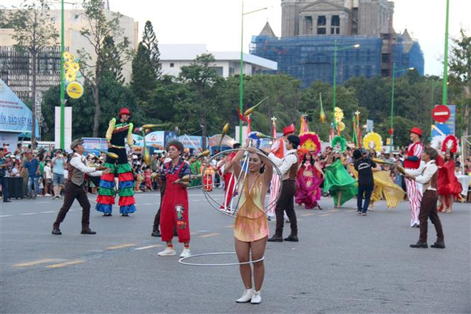 Rộn ràng Lễ hội “Sắc màu Bình Thuận” trên đường phố Phan Thiết ảnh 2