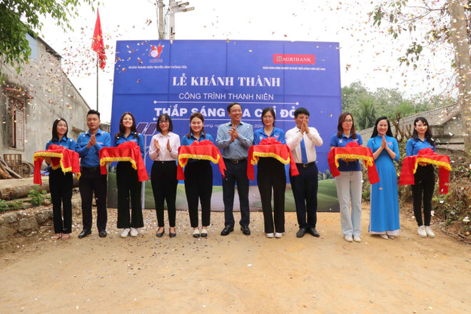 Khánh thành công trình “Thắp sáng địa chỉ đỏ” tại xã Trung Yên (Sơn Dương, Tuyên Quang) do Đoàn Thanh niên Trung tâm Truyền hình Thông tấn xã Việt Nam thực hiện. (Ảnh: Quang Cường/TTXVN) vna_potal_trao_tang_“tu_sach_dinh_huu_du”_tai_tuyen_quang_7290576.jpg