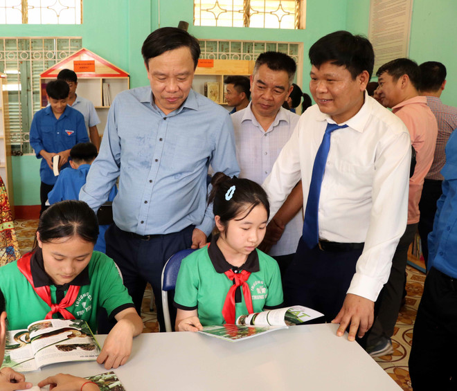 Học sinh trường Trung học cơ sở Trung Yên, xã Trung Yên, huyện Sơn Dương đọc sách. (Ảnh: Quang Cường /TTXVN) vna_potal_trao_tang_“tu_sach_dinh_huu_du”_tai_tuyen_quang_7290599.jpg