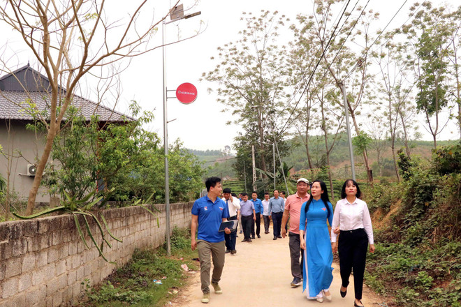 Ngân hàng Agribank tài trợ thực hiện công trình đèn đường (Ảnh: Quang Cường/TTXVN) z5286681011994_203420b4f9f91ea8ed543f4101944b45.jpg