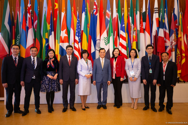 Đoàn Việt Nam tham dự Kỳ họp lần thứ 219 Hội đồng Chấp hành UNESCO.JPG